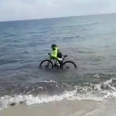 Foto zu dem Text "Radfahrer flüchtet vor der Polizei ins Meer"