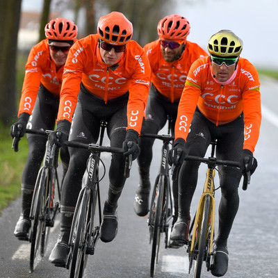 Foto zu dem Text "CCC-Team löst Verträge auf und kürzt Fahrergehälter drastisch"