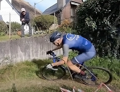 Foto zu dem Text "Garden Cyclocross: So geht Corona-Rad-Training in Frankreich"
