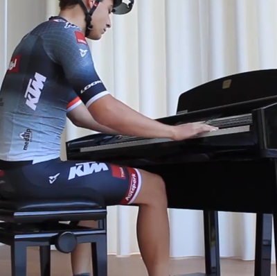 Foto zu dem Text "Max Veraszto steigt vom Rad und spielt Klavier"