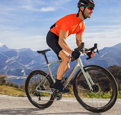 Foto zu dem Text "BMC Roadmachine 01 One: Komfort, Sport und Aero"