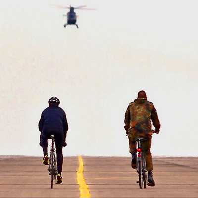 Foto zu dem Text "Bike-Navy: Mit dem Rad auf dem Rollfeld"