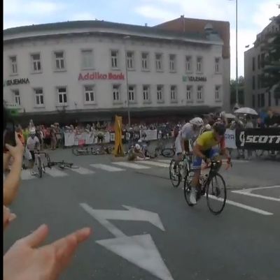 Foto zu dem Text "GP Kranj: Poller 50 Meter vor dem Ziel sorgt für Massensturz"