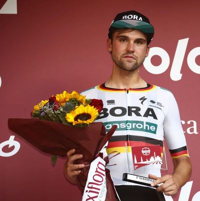 Foto zu dem Text "Schachmann verschenkt Podiumsstrauß an kleines Mädchen"