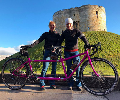 Foto zu dem Text "Neuer Weltrekord: die schnellste Tandem-Fahrt um die Welt"