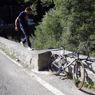 Foto zu dem Text "Offizieller räumte Rad weg, ohne nach Evenepoel zu schauen"