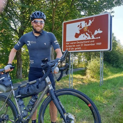 Foto zu dem Text "Jonas Deichmann: Erste Umrundung Deutschlands im Triathlon"