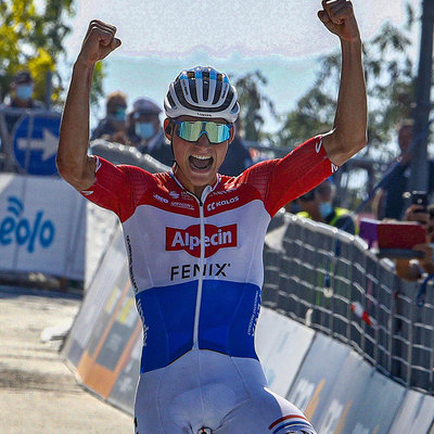 Foto zu dem Text "Van der Poel fängt Fabbro noch ab, Yates bleibt im Blauen Trikot"