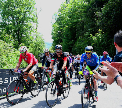 Foto zu dem Text "Giro E: Mit Gilberto Simoni auf dem E-Renner "