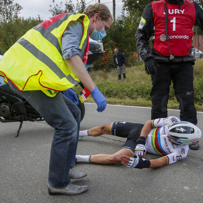 Foto zu dem Text "Alaphilippe an der gebrochenen Hand operiert"