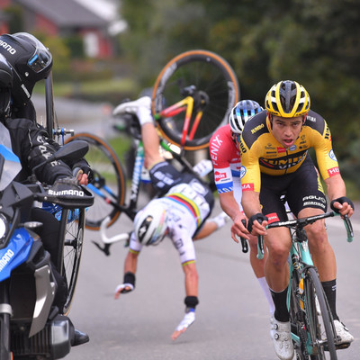 Photo to text "After the fall of Flanders: Alaphilippe does not blame the motorcyclists"