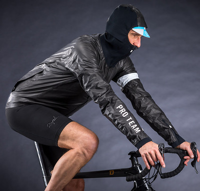 Foto zu dem Text "Rapha Pro Team Insulated Jacket: Warm und trocken"