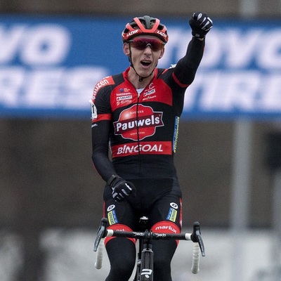 Foto zu dem Text "Vanthourenhout schüttelt Iserbyt im Finale ab, Van Aert Dritter"