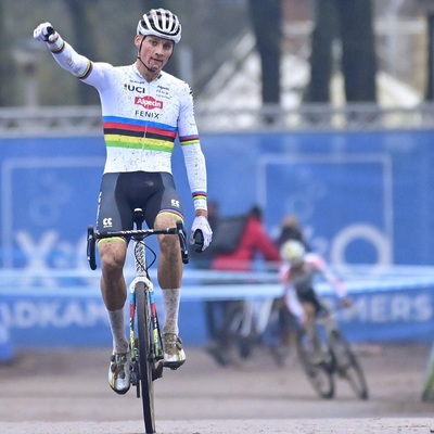 Foto zu dem Text "Van der Poel in Antwerpen trotz Salto im Sand obenauf"