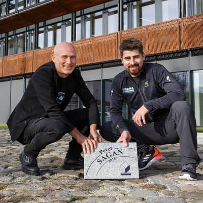 Foto zu dem Text "Noch ein Stein: Bora ehrt Sagan für Roubaix-Triumph 2018"