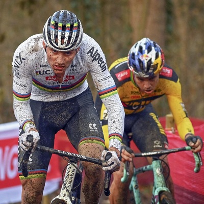 Foto zu dem Text "Van der Poel entscheidet das erste Duell mit Van Aert für sich"