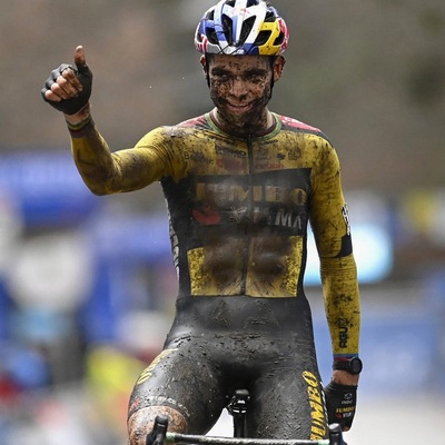 Foto zu dem Text "Van der Poel in Herentals von Van Aert und einem Platten besiegt"