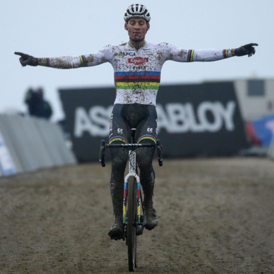 Foto zu dem Text "Neun Runden im Solo: Van der Poel fliegt über den Deich"