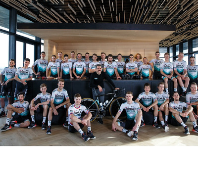 Foto zu dem Text "Bora - hansgrohe präsentiert sich mit allen 29 Fahrern"