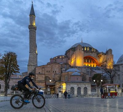 Foto zu dem Text "Triathlon um die Welt: Jonas Deichmann sitzt in der Türkei fest"