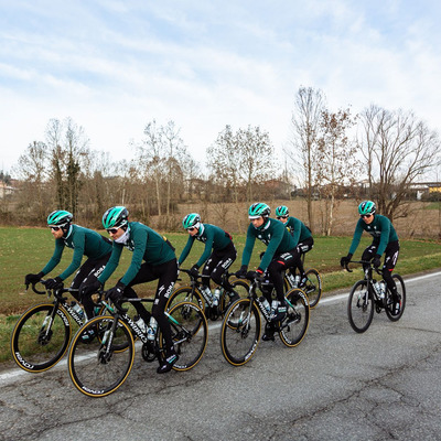 Foto zu dem Text "Bora-hansgrohe-Trainingsgruppe von Auto angefahren"