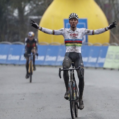 Foto zu dem Text "Van der Poel kontrolliert Van Aert in Hamme"