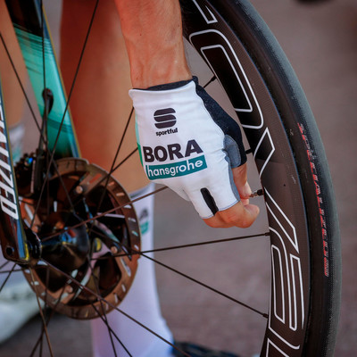 Foto zu dem Text "Von wegen Tubeless: Bora und Quick-Step fahren 2021 fast nur Clincher"