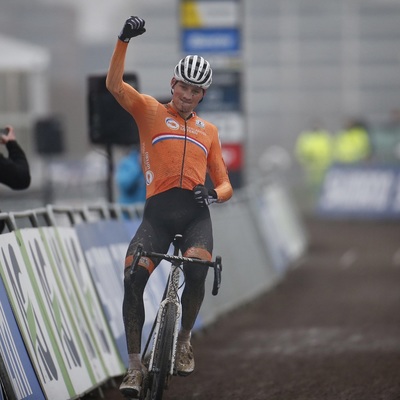 Foto zu dem Text "Van der Poel schlägt Van Aert und feiert Titelverteidigung"