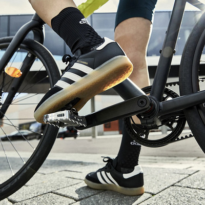 Foto zu dem Text "Adidas Velosamba: Urban Style für Pendler"