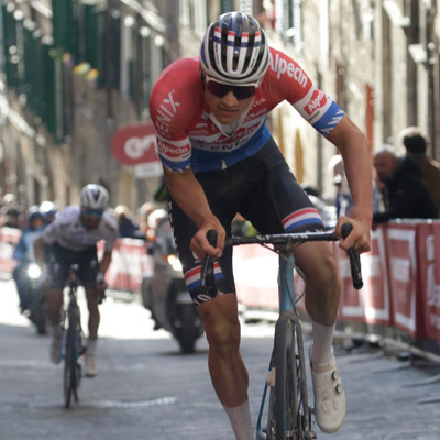 Foto zu dem Text "Van der Poel bezwingt Alaphilippe im steilen Finale von Siena"