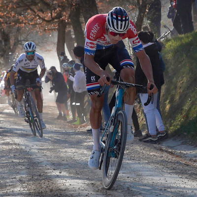 Foto zu dem Text "Van der Poel machte ausgerechnet steil bergauf den Unterschied"