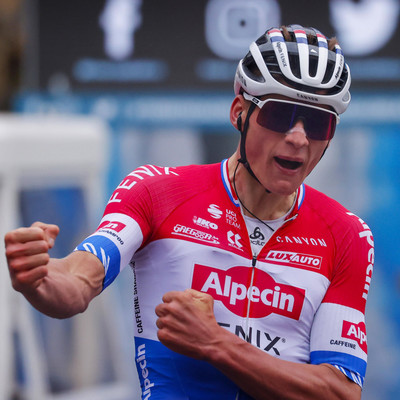 Foto zu dem Text "Nach Van Aert und Alaphilippe holt auch van der Poel seine Etappe"