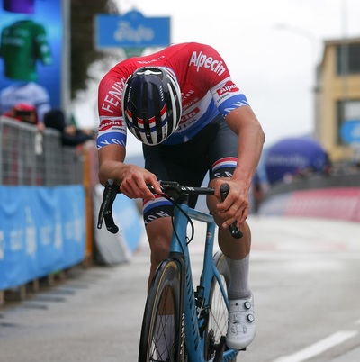 Foto zu dem Text "Van der Poel wehrt mit letzter Kraft Pogacar ab"