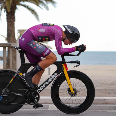 Foto zu dem Text "Van Aert fängt Küng nach Traum-Zeitfahren am Ende noch ab"