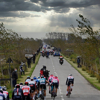 Foto zu dem Text "Die Sprinter kämpfen in De Moeren gegen den Wind"