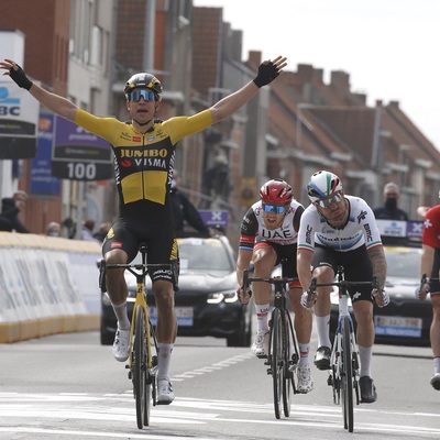 Foto zu dem Text "Van Aert siegt souverän vor Nizzolo und Trentin"