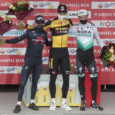 Foto zu dem Text "Van Aert gelingt im Foto-Finish die Revanche gegen Pidcock"