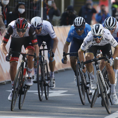 Foto zu dem Text "Pogacar schlägt Alaphilippe und Valverde im 5-Mann-Sprint"