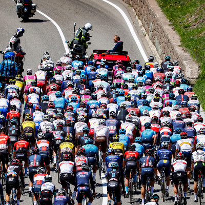 Foto zu dem Text "Giro-Peloton spendet an Opfer des Seilbahnunglücks vom Mottarone"