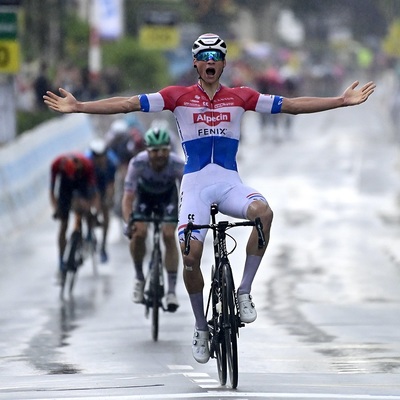 Foto zu dem Text "Van der Poel hat bei Klassikerwetter seinen Spaß"