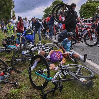 Foto zu dem Text "ASO will Verursacherin des ersten Tour-Massensturzes verklagen"