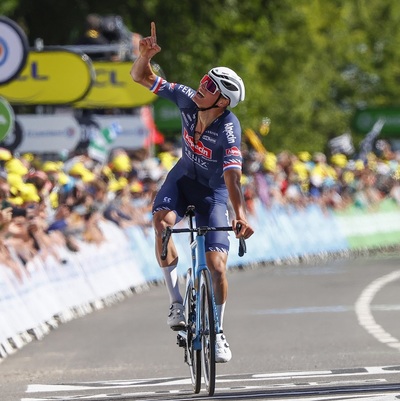 Foto zu dem Text "Van der Poel gelingt, was Großvater Poulidor nie schaffte"