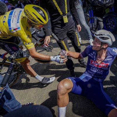 Foto zu dem Text "Van der Poel am Ziel: kaputt, aber happy"