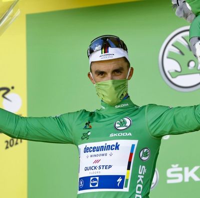 Foto zu dem Text "Alaphilippe: “Froh, es in einem Stück ins Ziel geschafft zu haben“"