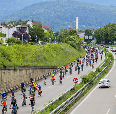 Foto zu dem Text "Demo für Radschnellweg - auf der Autobahn"