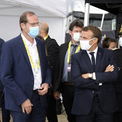 Foto zu dem Text "Staatspräsident Macron bei der Tour zu Gast"