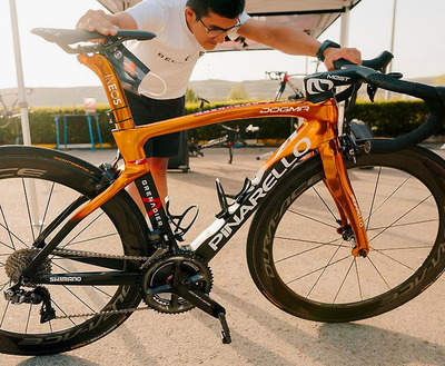 Foto zu dem Text "Pinarello: Dogma in Gold für Richard Carapaz "