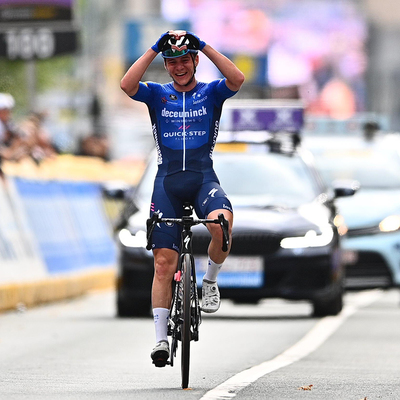 Foto zu dem Text "Alaphilippe und brennendes Auto verhalfen Evenepoel zum Sieg"