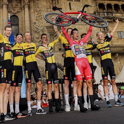 Foto zu dem Text "Roglic kannte bei seinem 3. Vuelta-Triumph keine Gnade mit Mas"