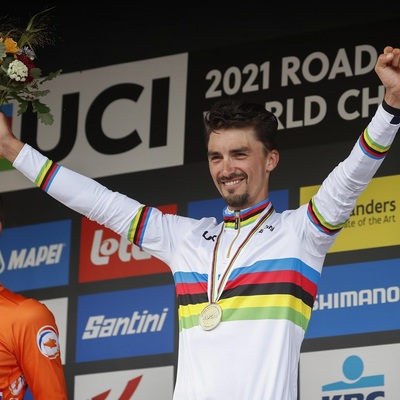 Foto zu dem Text "Alaphilippe stürmt wie in Imola als Solist ins Regenbogentrikot"